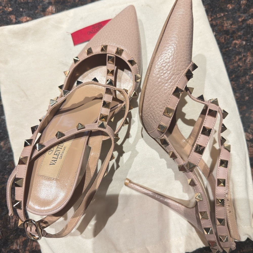 Valentino Garavani Rockstud Pumps – Nude Beige